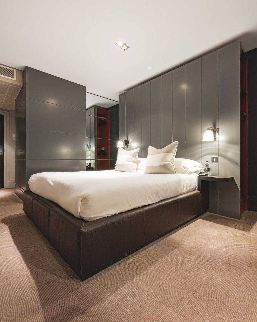 Hotel Dakota Eurocentral 4*